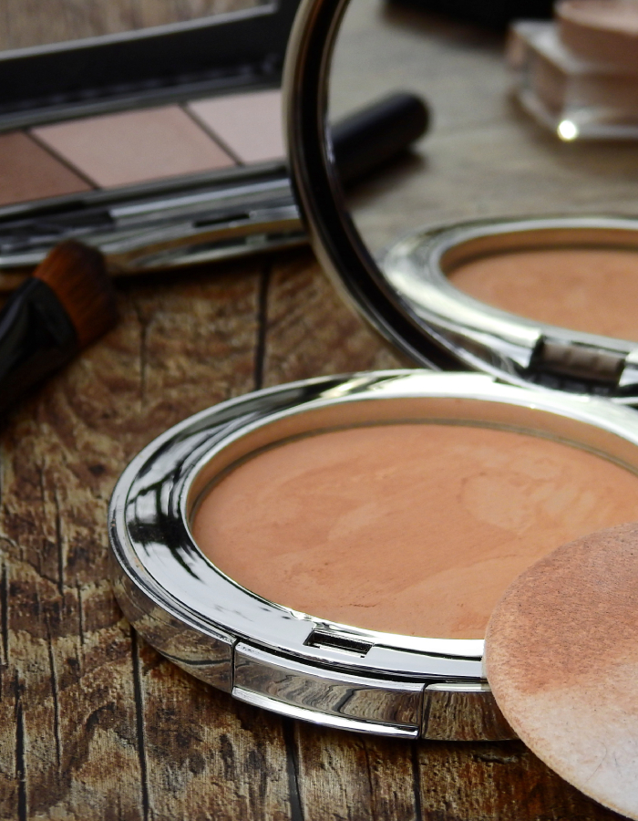 Poudre, pinceau et miroir pour prestation maquillage chez Institut Douc’Heure