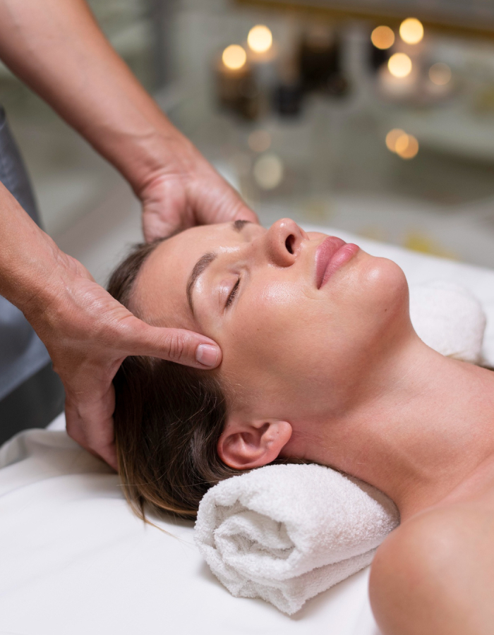 Massage du visage et moment de détente chez Institut Douc’Heure